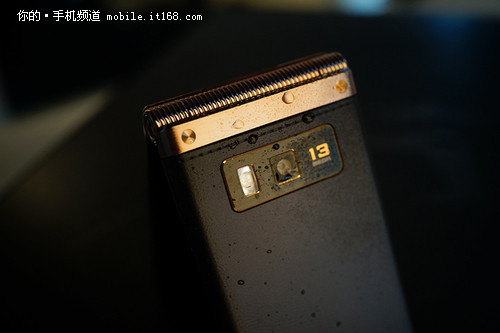 更加轻薄更加精致 三星W2014机身设计