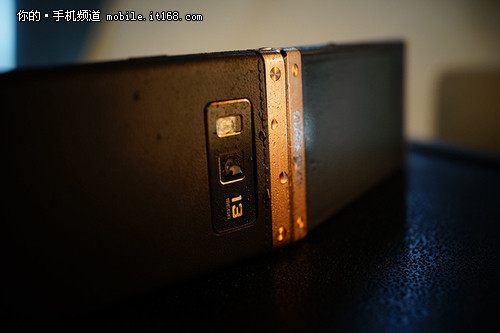 三星W2014接口设计 支持扩展可换电池