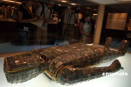 中国考古新发现《银缕玉衣》文物亮相(图)_科