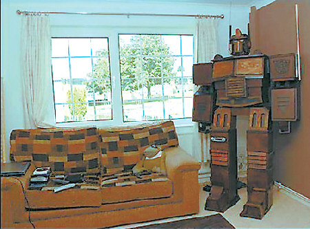 英变形金刚迷自制仿真机器人吓跑小偷(图)_科