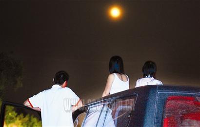 华西都市报:四川龙泉山看到红色月全食(图)