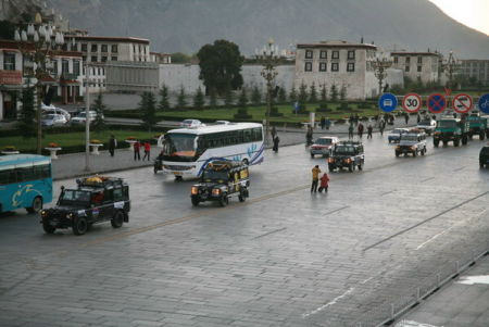 图文:考察队车队穿过拉萨城区_科学探索
