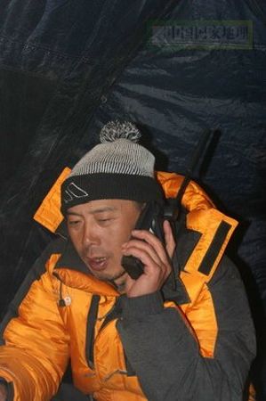 图文：队员高志新用卫星电话进行通讯