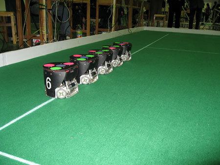 图文:参加RoboCup小型组比赛的足球机器人_科