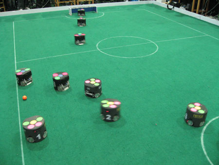 组图:RoboCup小型组比赛机器人争抢激烈_科学