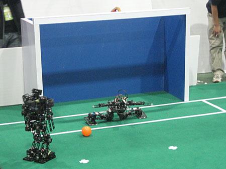 组图:人形机器人足球对决--清华VS浙大 · 三门