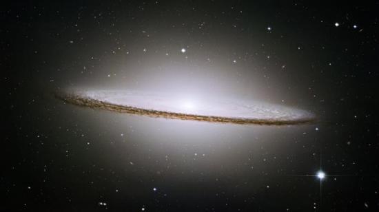 草帽星系(Sombrero Galaxy)距离地球2800万光年,人们一致认为这是哈勃太空望远镜拍摄到的最好的照片。这座星系被称作M104,它的规模跟它的外观一样壮观。该星系拥有8亿颗太阳,直径达50000光年。