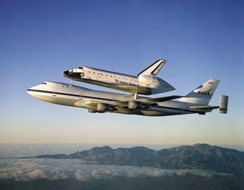 波音747背航天飞机