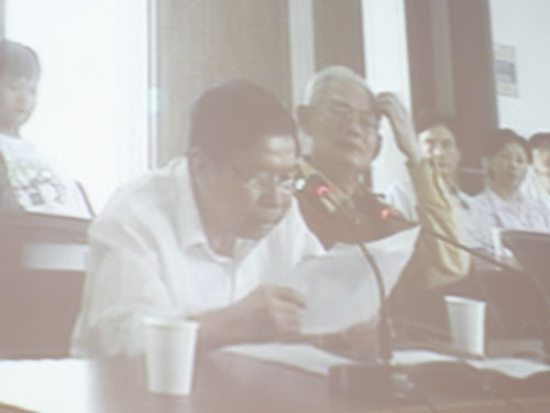 史济怀教授做远程演讲 (新浪科技 韩连巍摄/)
