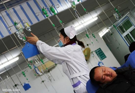 医院输液室现场 (南方周末记者 麦圈/图)
