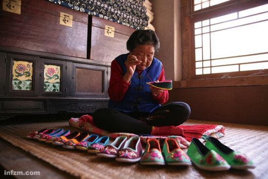 辽宁宽甸满族自治县青山沟镇,85岁的满族老人赵玉兰正在手工制作绣花鞋。 (CFP/图)