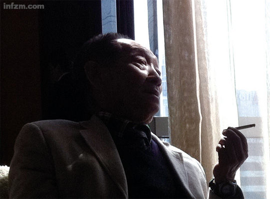 检查完身体回到酒店,袁隆平果然没听钟南山的话,跟记者说:“来一根。” (曾鸣/图)