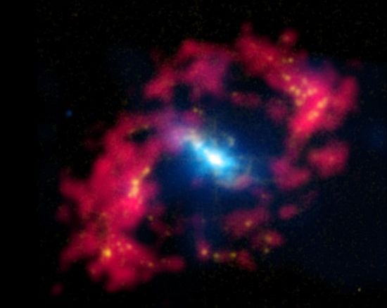 这个宇宙“邪恶之眼”事实上是一个距离我们4300万光年之外的旋涡星系NGC 4151,其中央存在一个活跃的黑洞,周遭被氢气物质包围,发出剧烈的X射线辐射