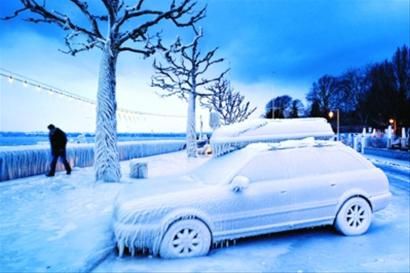 2月5日,在瑞士城市韦尔苏瓦,一名男子走在冰雪覆盖的湖边,过去一周的严寒天气在欧洲已夺去了160多人的生命