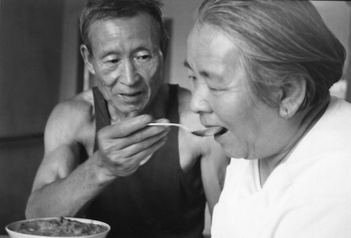 相濡以沫的爱情 纪实佳作欣赏--《牵手》_数码