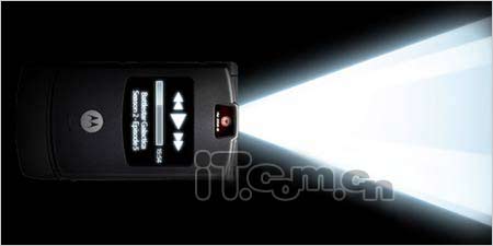 摩托罗拉最新推出首款手机式投影机_数码