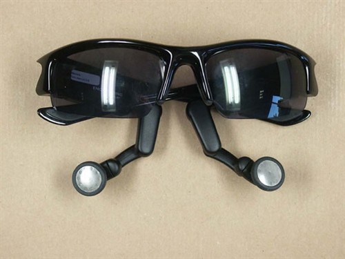 超酷造型!MOTO墨镜版蓝牙耳机新发布_数码