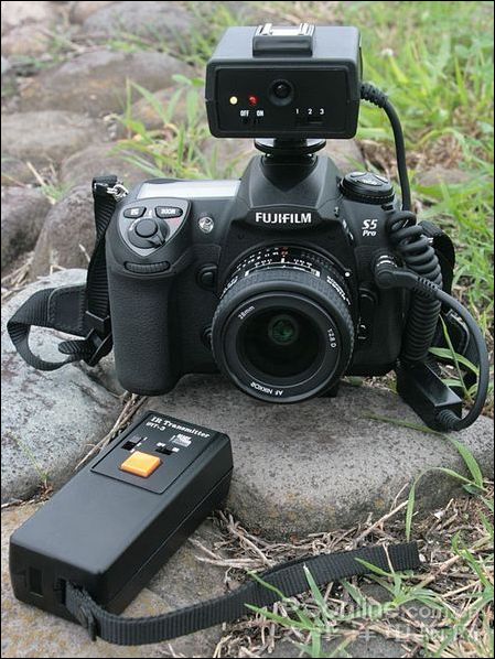 遥控器UNX-7511面世 首款SDHC\/CF转换器诞