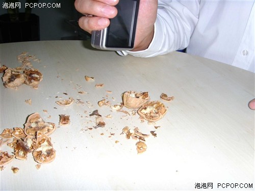 不仅仅能拍照 数码相机砸核桃全过程_数码