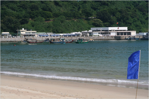 性感泳装美女激情展示 蓝魔Q12海上发布_数码