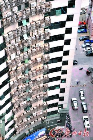 福州大利嘉城大厦外墙上挂满了空调压缩机。 CFP供图