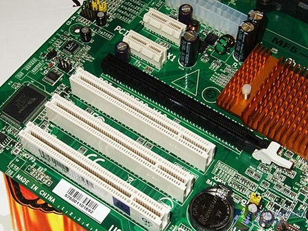 双IDE接口 超磐手四相NF5大板仅售549元_硬件