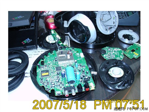 比电脑主板还复杂 索尼无线耳机拆解_硬件