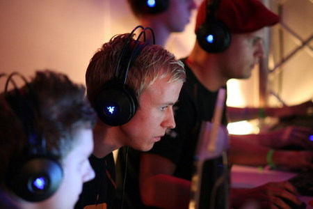 发烧 看国外职业选手喜欢用啥耳机?_硬件