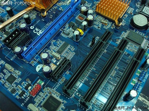 划算 豪华升技P35+ICH9R主板送无线网卡_硬