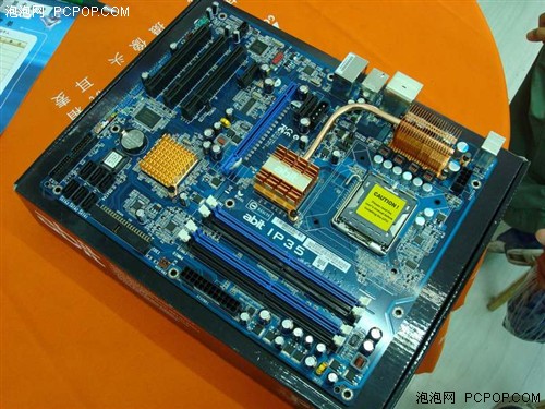 划算 豪华升技P35+ICH9R主板送无线网卡_硬