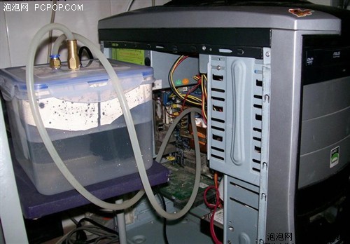 他就把自制的水冷安装在了自己的cpu上