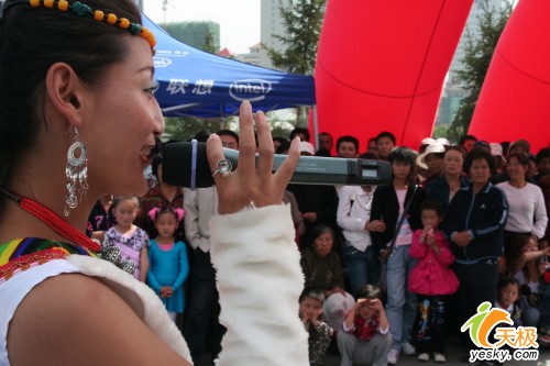 传统藏族歌曲与时尚街舞表演相映成趣_硬件