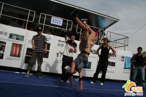 传统藏族歌曲与时尚街舞表演相映成趣_硬件