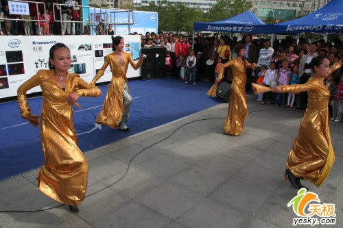 传统藏族歌曲与时尚街舞表演相映成趣_硬件