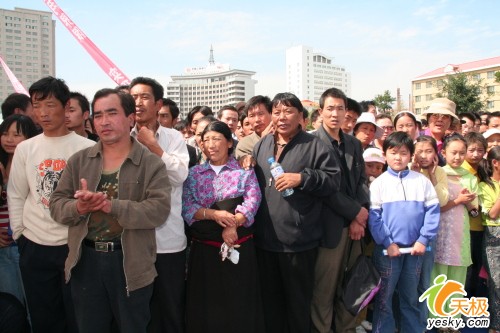 传统藏族歌曲与时尚街舞表演相映成趣_硬件