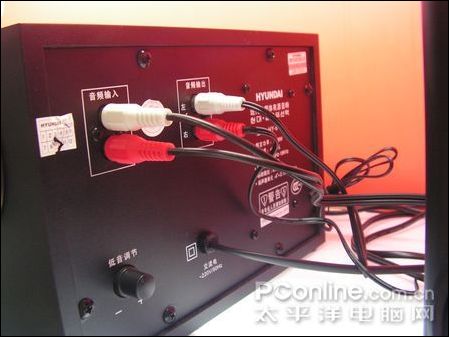 音箱后面的插线位置和低音调节旋钮