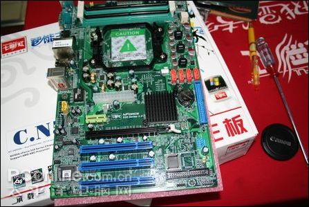 4主板的设计依旧中规中距,大板型的atx设计,布线相当清晰,整体的布局