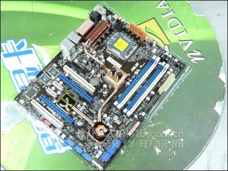 自带水冷!华硕玩家国度P35主板再次到_硬件