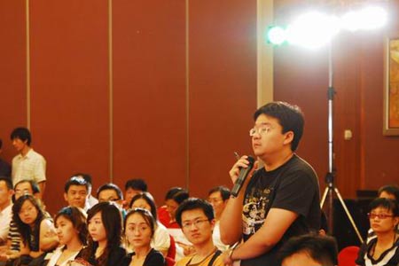 图文:新闻发布会记者现场提问_互联网