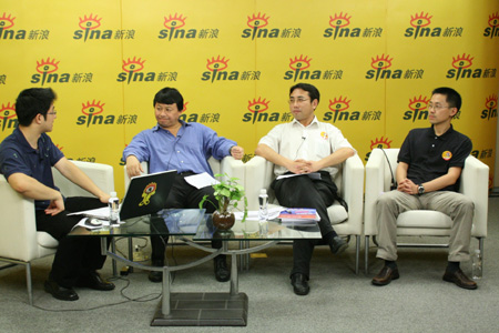 海淀区副区长于军(右二)、IDG全球常务副总裁熊晓鸽(左二)、创业邦杂志张路(右一)做客新浪
