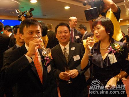 图文:马云举杯庆祝阿里巴巴上市