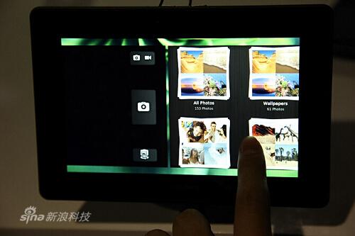 拍照与相册切换间隙 拍照与相册切换间隙从屏幕左下角向右上角滑动调出虚拟键盘