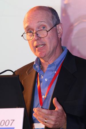 图文:清科集团董事长John Dean致辞_业界