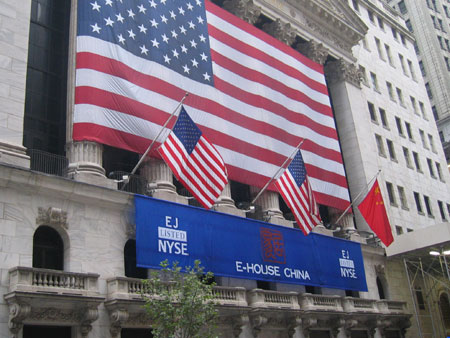 图文:易居中国上市时纽交所外场景(一)_业界