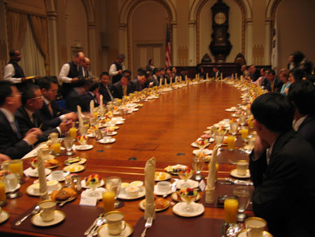 图文:易居中国上市大家共进早餐_业界