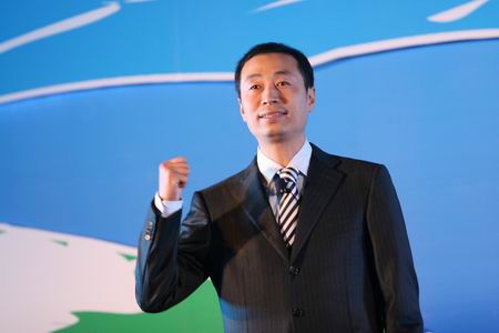 图文:主持人介绍大会并宣布大会开始
