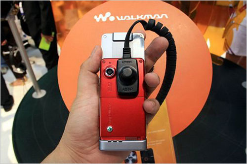 07亚洲电信展 索爱W910大展滑动魅力_手机