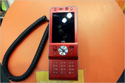 07亚洲电信展 索爱W910大展滑动魅力_手机