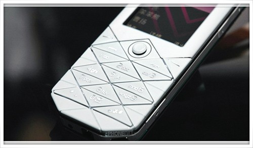 诺基亚7500中最为常见的设计为菱形,除了键盘采用大胆的菱形设计之外