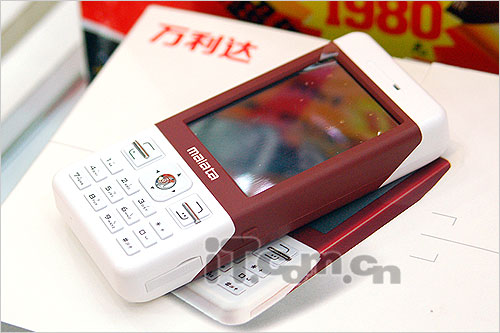 买手机就送MOTO手机 万利达真情回报_手机